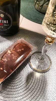 Пирожное Тирамису Dolceria Alba 420г (70г х 6 упак) в инд. упак., Италия (тирамису на столе) Пирожное Тирамису Dolceria Alba 420г (70г х 6 упак) в инд. упак., Италия (фото, тирамису на столе)